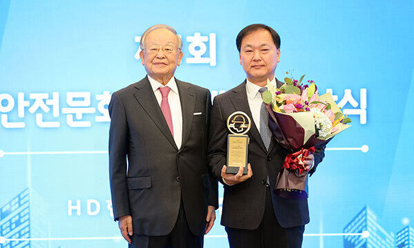 안전문화혁신대상 시상식에서 기념촬영을 하는 HD현대미포의 김형관 대표이사와 관계자들